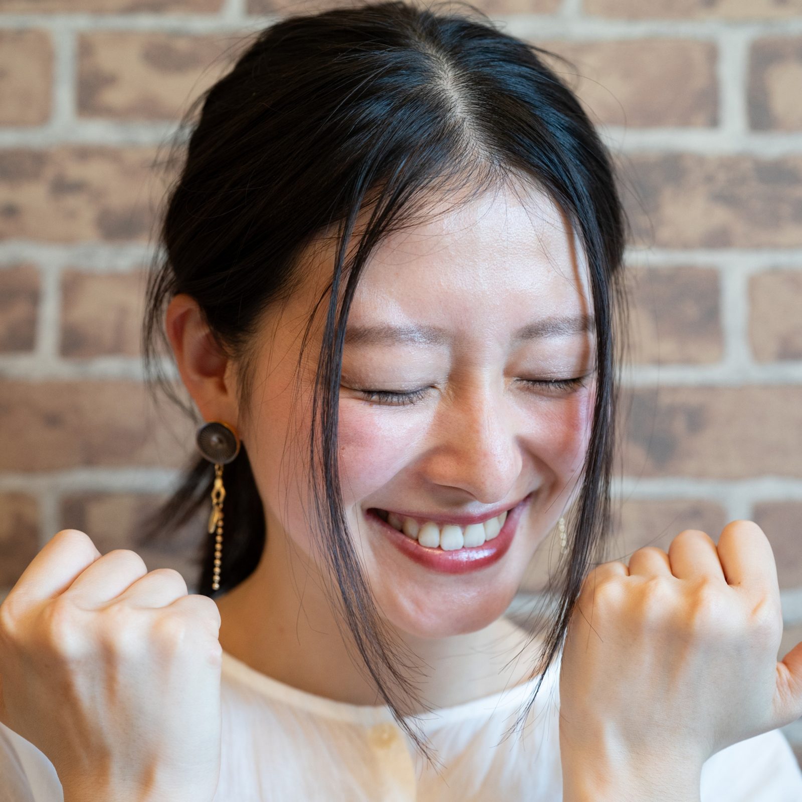 採用が決まって喜ぶスタッフ